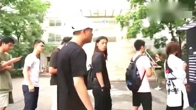 中国有嘻哈的小青龙去买奶茶，一言不合就是freestyle