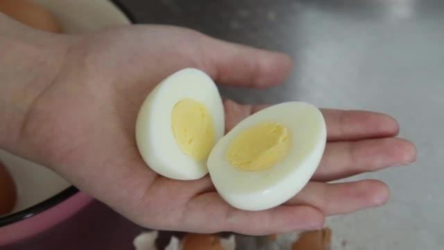 这才是煮鸡蛋的正确方法,鸡蛋完整不破又好剥,煮了几十年都错了