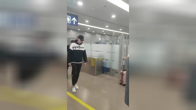 在上海机场偶遇中国有嘻哈最帅的一人，我应该没有看错吧