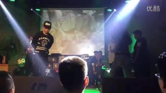 中国有嘻哈GAI爷，2015年在酒吧和人一对一battle，霸气十足！