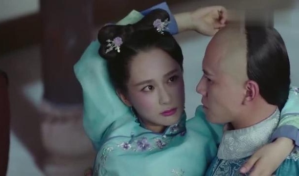 「龙珠传奇」：秦俊杰抱着杨紫，看到她通红的笑脸就不说话了