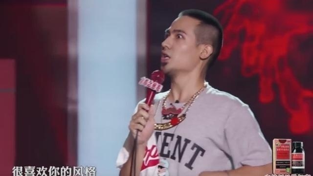 这也太真实了吧，模仿吴亦凡《中国有嘻哈》表现
