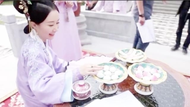 龙珠传奇花絮：连倾城都被易欢给带跑了，看见好吃的就特别馋