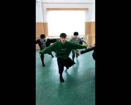 抖音低配蒙古舞vs中国有嘻哈虎山行，毫无违和感，GAI会不会哭？