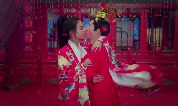 将军在上：马思纯这段也太爷们了吧，抱起盛一伦就是一口亲亲！