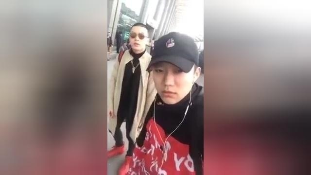 中国有嘻哈双冠军，红花会小白和PG ONE机场耍帅，结果行李箱倒了