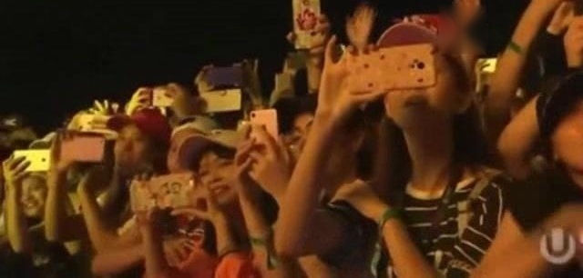 《中国有嘻哈》小白唱一半“被揍”，墨镜当场飞走！