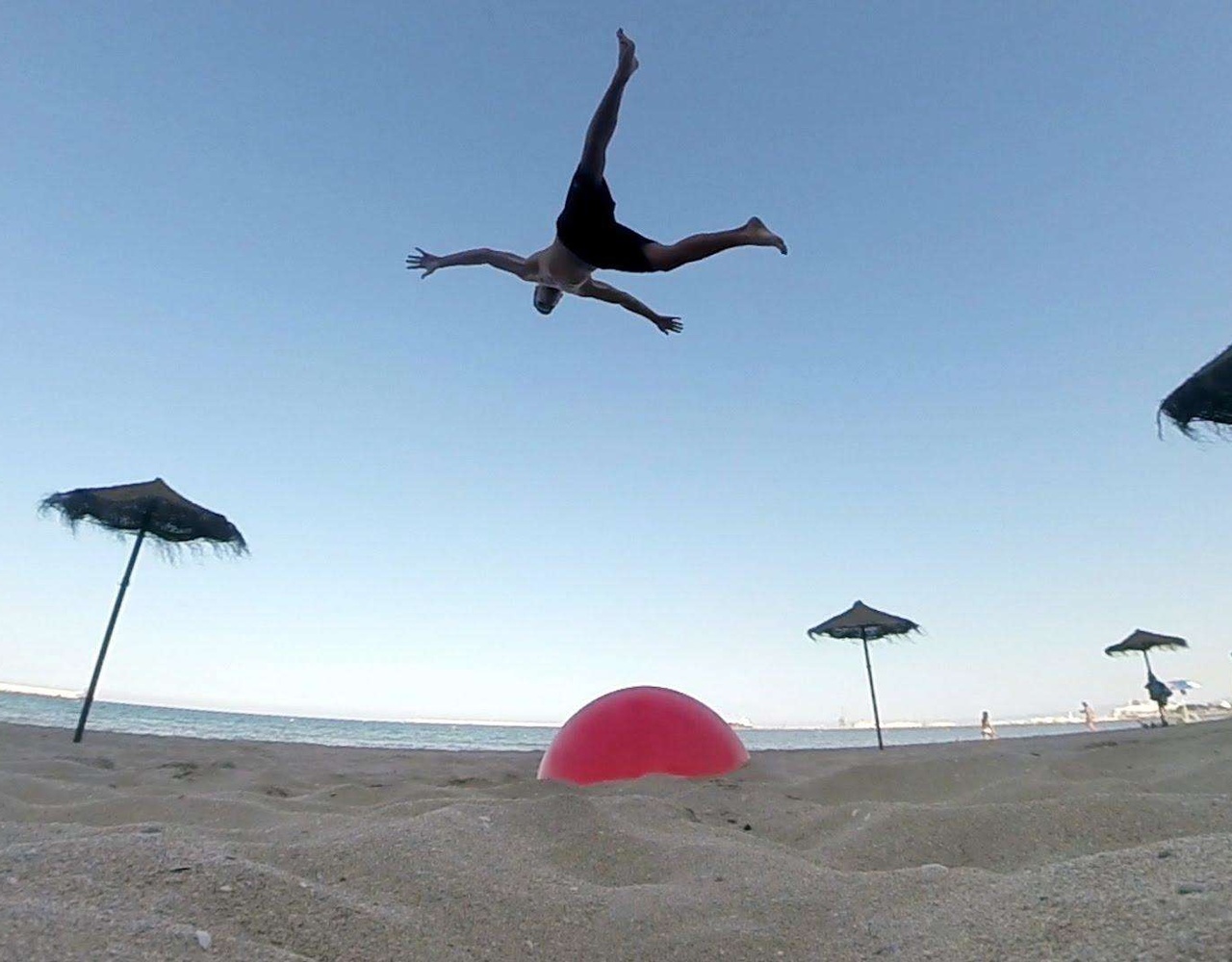 在西班牙沙滩上疯狂的翻跟头