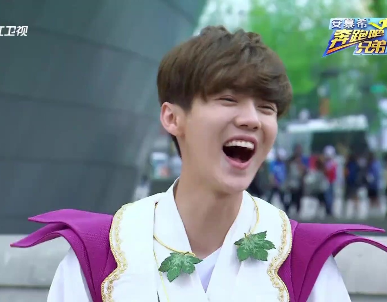 鹿晗爆笑掉下巴合辑这笑声超魔性有毒看了会不知不觉跟着傻笑笑cry我