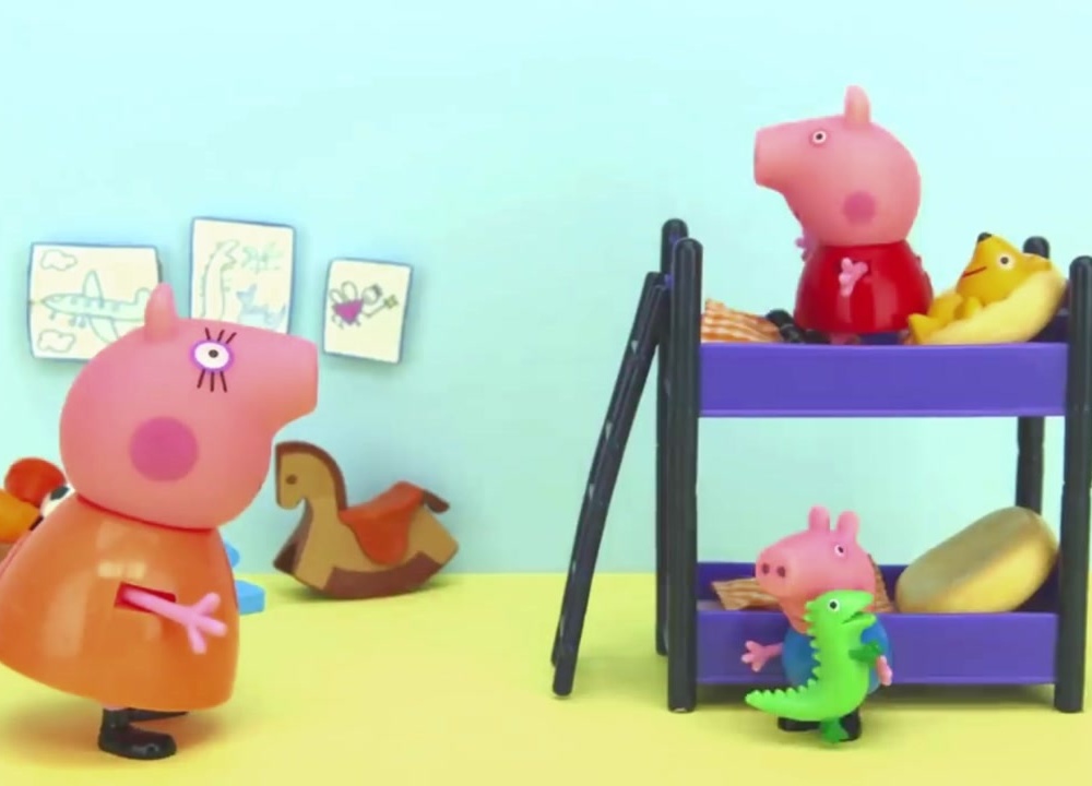 小猪佩奇一家看电视佩佩猪乔治准备上课学知识啦创意动漫玩具